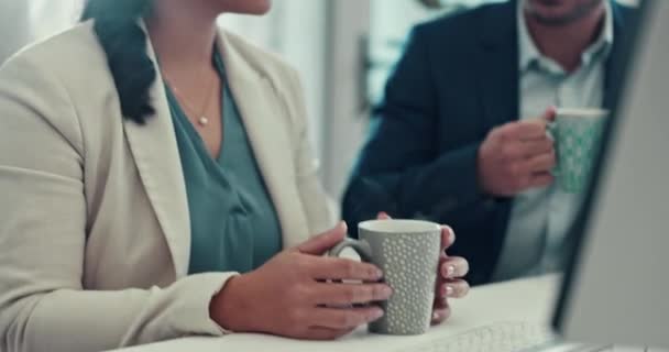 咖啡和商务人士在一个工作空间开会 讨论项目或休息 多样性和公司员工或朋友一起喝茶以促进合作 — 图库视频影像