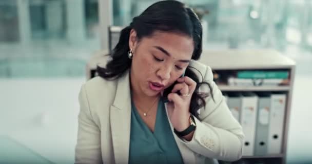 Telefonsamtal Multitask Och Affärskvinna Bok Office Konversation Och Kommunikation Misstag — Stockvideo