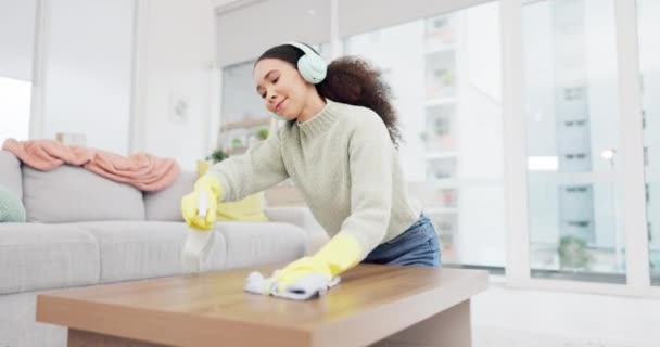 Headphone Spray Mulher Primavera Limpeza Uma Mesa Sala Estar Casa — Vídeo de Stock