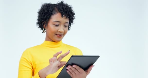平板电脑 微笑和社交媒体与一个女人在工作室的白色背景的研究或浏览 电子商务或网站以及快乐的年轻人通过互联网搜索信息 — 图库视频影像
