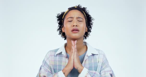 希望和紧张的女人在工作室祈祷 祈求白种人的祝福 好运或精神上的帮助 感情用事和女性模式 祈祷结果 新闻或等待反馈或评论 — 图库视频影像