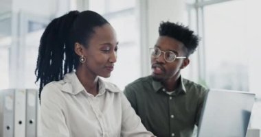 İş adamları, dizüstü bilgisayarlı konuşmalar, ekip çalışması ve planlama, beyin fırtınası ve bağlantı için buluşmalar. Bir proje için işbirliği, konuşma ve web tasarımına sahip siyahi erkek, kadın veya bilgisayar.