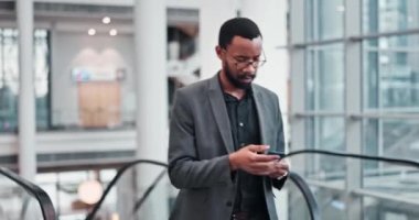 İş, telefon görüşmesi ve iş yerinde bağlantısı, iletişimi ve ağı olan siyahi bir adam. Akıllı telefon, sohbet ve bilgi için tartışmalı Afrikalı kişi, çalışan ve danışman.
