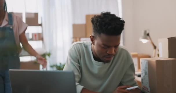 笔记本电脑 压力和金融危机与一对偏远的夫妇在家里 担心一个小企业交付 在自由航运办公室与黑人夫妻的计算机 焦虑或债务 — 图库视频影像