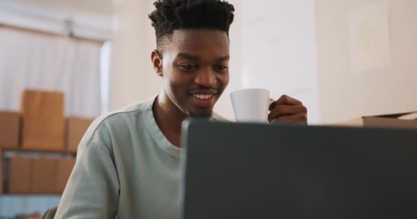 笔记本电脑 电子商务和在线购物与黑人和小企业的总部办公室 货物和网站 为物流 库存或企业家配备个人和咖啡的库存 启动和装运 — 图库视频影像