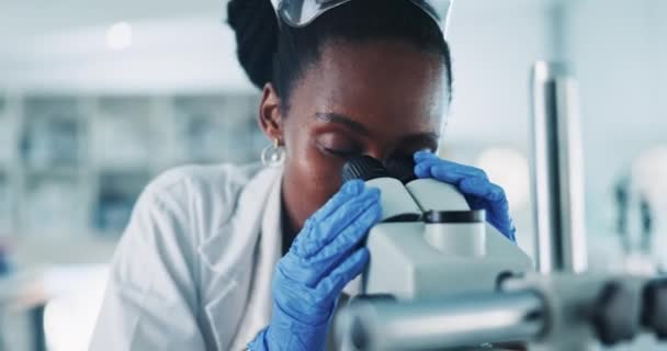 Schwarze Frau Wissenschaftlerin Und Mikroskop Analyse Und Schrift Labor Medizinische — Stockvideo