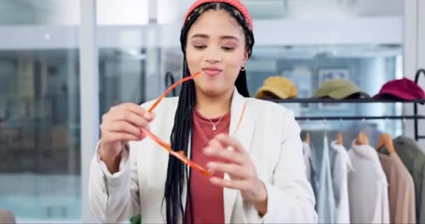 Comercio Minorista Las Compras Las Gafas Sol Retratan Una Mujer — Vídeo de stock