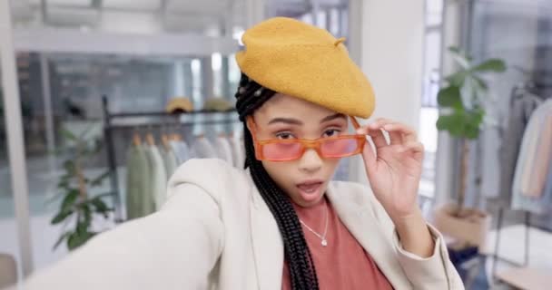 Femme Selfie Clin Oeil Visage Dans Magasin Pour Influencer Mode — Video