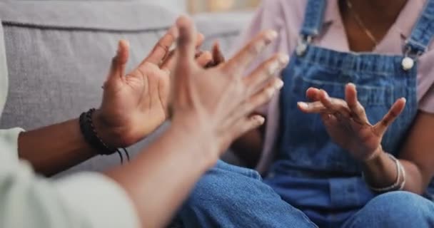 Lişki Sorunları Kavga Çatışma Için Çiftlerin Kanepede Tartışmaları Tartışmaları Elleri — Stok video