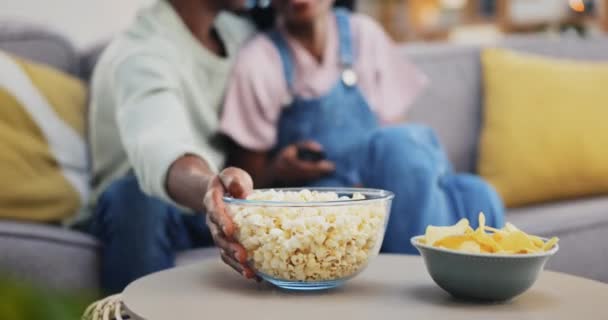 Televisio Kaukosäädin Elokuva Popcorn Pari Kotona Elokuva Streaming Sarja Olohuoneessa — kuvapankkivideo