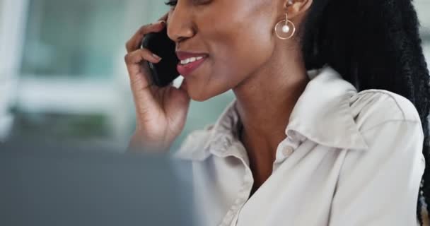 Telefon Görüşmesi Iletişim Kadını Görüşme Konuşmayla Ofisi Kapatın Afrika Kadın — Stok video