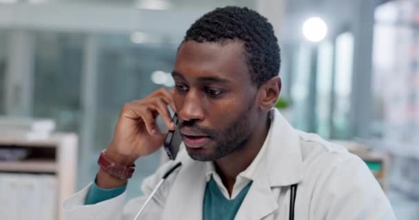 医院或诊所的黑人男子的远程保健 医生和电话咨询 交流和医疗专业人员 与专家交谈并提供咨询意见 — 图库视频影像