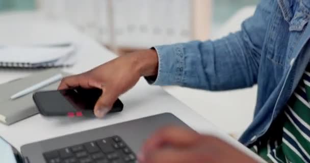 Telefon Twarz Czarny Projektant Pracujący Nad Laptopem Biurze Dla Kreatywnego — Wideo stockowe