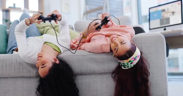 Mulheres Amigos Sofá Controlador Para Jogos Juntos Relaxar Desafio Line — Vídeo de Stock