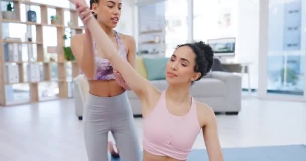 Treinador Ajuda Mulheres Que Alongam Exercício Ioga Treino Estúdio Zen — Vídeo de Stock