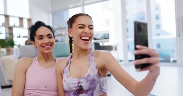 Fitness Influencer Eller Vänner Selfie För Sociala Medier Inlägg Efter — Stockvideo