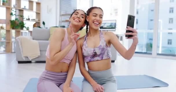 Fitness Yoga Oder Freunde Machen Nach Dem Training Hauseigenen Studio — Stockvideo