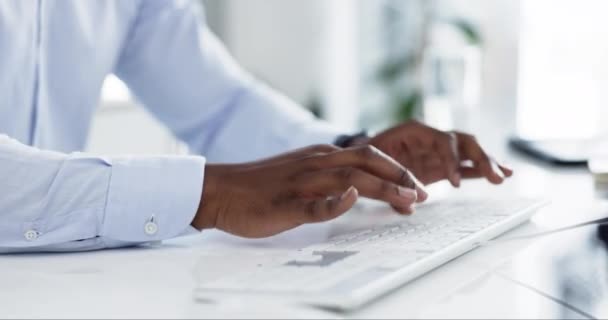 键盘和一个商人在办公室工作时在电脑上打字 在工作场所使用台式机的网站 互联网和与公司员工的电子邮件 — 图库视频影像