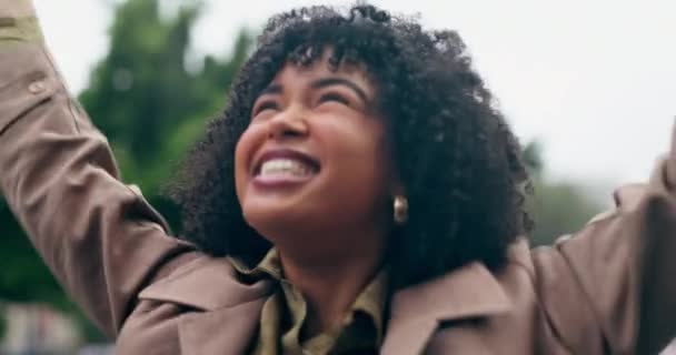 Lluvia Feliz Libertad Mujer Parque Aire Libre Celebración Divertirse Mojado — Vídeo de stock
