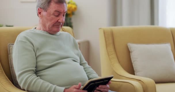 タブレット付きのリラックス 高齢者 メモリ ソーシャルメディアでタイピングまたは退職 テクノロジー ネットワーク ノスタルジックを備えたソファー ホーム 老人による年金受給者 — ストック動画