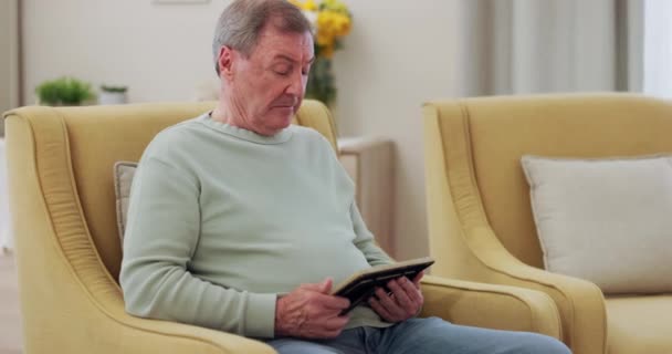 思维和老人与平板电脑 打字和退休与连接 记忆或社交媒体 在沙发上的养恤金领取者 有技术 应用或怀旧或放松想法的男人或老年人 — 图库视频影像