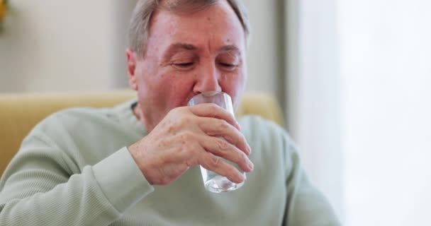 Acqua Potabile Uomo Anziano Morbo Parkinson Tremore Con Mani Tremanti — Video Stock