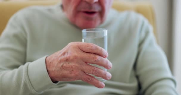 Hombre Mayor Bebiendo Agua Enfermedad Parkinson Temblor Con Las Manos — Vídeos de Stock