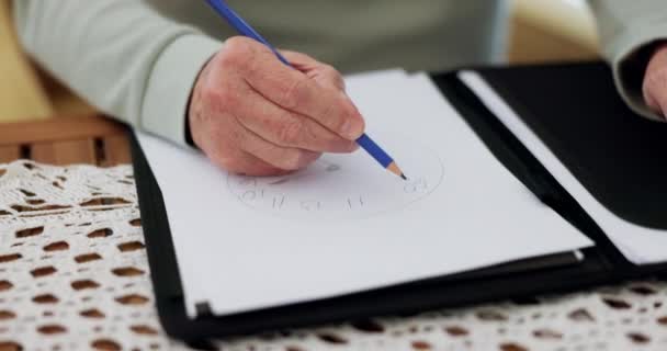 Tangan Tulisan Dan Orang Senior Menggambar Jam Untuk Demensia Kehilangan — Stok Video