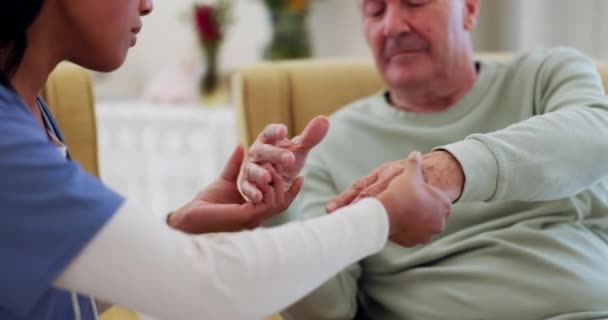 Sağlık Parkinson Hemşire Yaşlı Bir Adamla Huzurevine Konsültasyon Için Gelmiş — Stok video