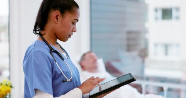 Tablet Manos Mujer Enfermero Revisan Hospital Con Paciente Anciano Resultados — Vídeos de Stock