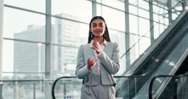Rosto Sorriso Braços Cruzados Com Uma Mulher Indiana Corporativa Escritório — Vídeo de Stock