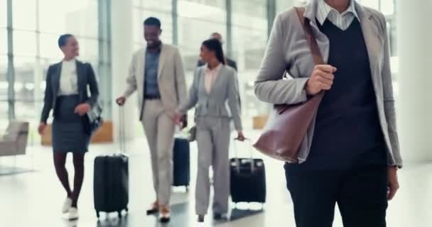Obchodní Žena Cestovní Firemní Personál Procházející Letištní Hale Pracovní Cestu — Stock video