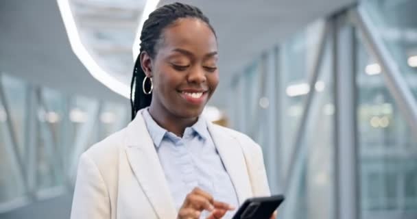 智能手机 步行和黑人妇女在机场 酒店大堂或商务办公室打字 快乐的是 电话和非洲顾问可以在社交媒体 移动网络和网络应用上阅读电子邮件 — 图库视频影像