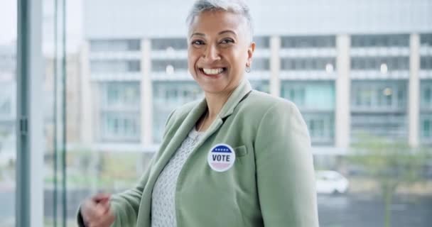 Mujer Votante Pin Elección Gobierno Apuntar Cara Emocionada Por Libertad — Vídeo de stock