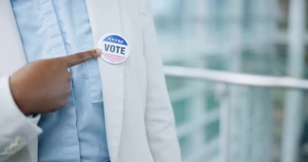バッジ 愛国心 キャンペーンのための人 民主主義 候補者 ボタン または米国で政党や選択に投票するための指を指す男にピン — ストック動画