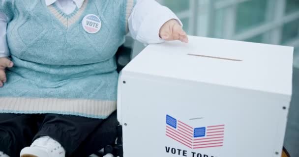 Ręka Głosowanie Lub Głosowanie Kobieta Niepełnosprawna Dniu Wyborów Usa Rzecz — Wideo stockowe