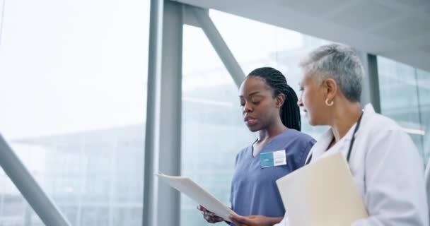 Dokter Documenten Verpleegkundige Lopen Praten Communiceren Ziekenhuislobby Folder Mensen Medisch — Stockvideo