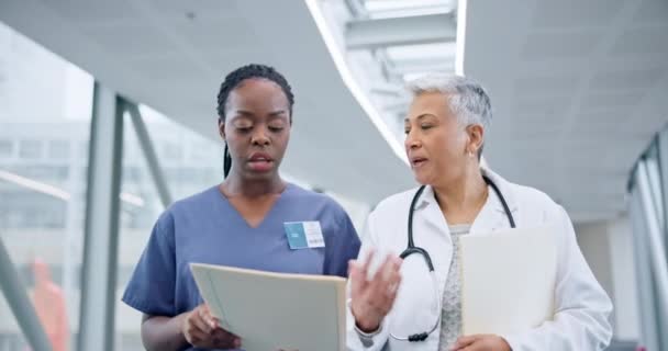 病院ロビーでのドクターチーム 看護師の話 ウォーキング コミュニケーション 医療計画 クリニックでのコラボレーションで議論するフォルダ または医療専門家 — ストック動画