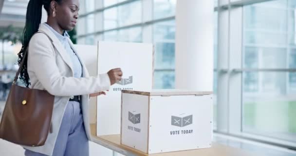 미소와 정치의 변화에 상자에 투표와 캠페인 선택을 종이를 행복한 아프리카 — 비디오