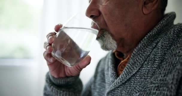 老人饮水 特写镜头和老年人 用液体 水和冷饮进行自然排毒 饮食和双手 — 图库视频影像