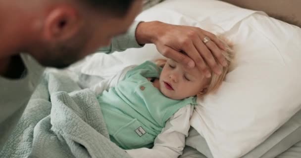 Sakit Demam Dan Ayah Memeriksa Anaknya Tempat Tidur Untuk Pulih — Stok Video