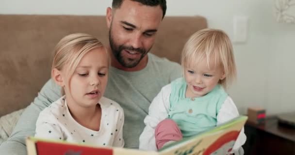 孩子和读书在卧室里学习 语言发展和质量时间 快乐的爸爸 年幼的孩子们 放松一下 在家里一起讲故事 分享知识和支持 — 图库视频影像