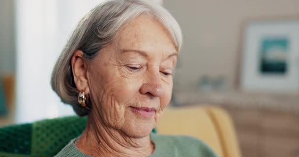 老年妇女 在一个有思想和怀旧的退休家庭里的脸和记忆 老年女性 在沙发上的客厅里休息和沉思 带着感激和自豪坐在沙发上 — 图库视频影像
