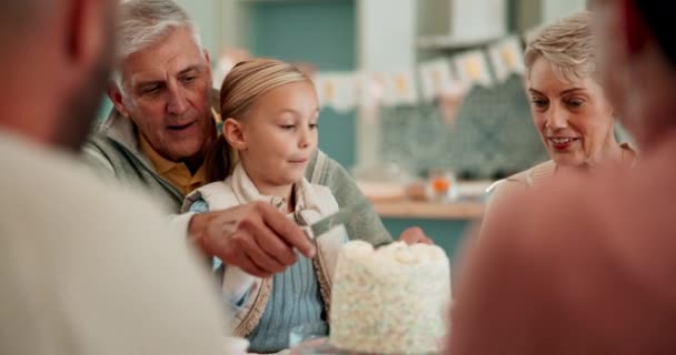 Urodzinowy Tort Podekscytowany Dziecko Rodziną Aby Świętować Wyciąć Kawałek Tęczy — Wideo stockowe