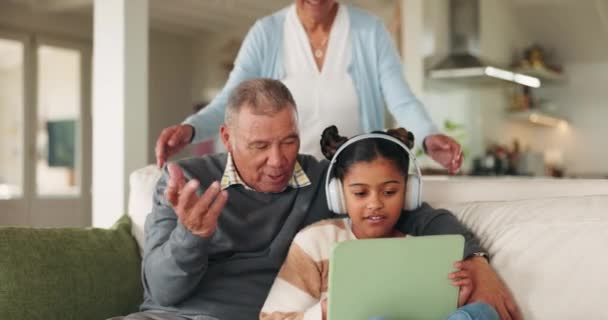 会说话的祖父母和小孩 带着游戏平板电脑 卡通片或家庭休息室里的电影 带着技术和耳机接受教育的微笑 家庭和老年人 妇女和女孩 — 图库视频影像