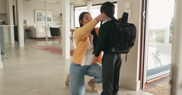Zuhause Mutter Und Kind Bereit Für Die Schule Mit Rucksack — Stockvideo