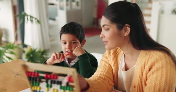 子供のための学習 テーブルでのカウントのための虐待 レッスンのための開発 知識のための家で息子と教育 幸せなママ — ストック動画