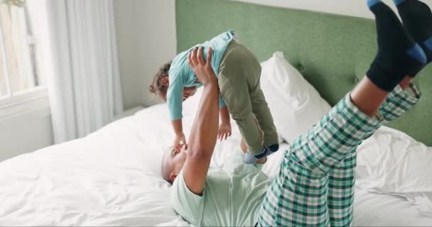 Spelen Liefde Vader Met Baby Bed Voor Een Spel Ochtend — Stockvideo