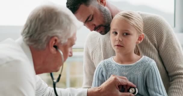 Otec Dítě Pediatr Stetoskopem Plicích Srdce Dýchací Test Pro Dětskou — Stock video