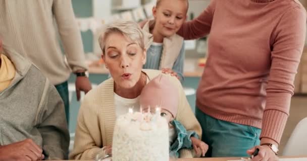 Szczęśliwej Rodziny Urodzin Świętowania Starszej Kobiety Zabawy Więzi Ich Domu — Wideo stockowe